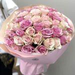 Букет з 51 троянди сортів Pink Athena та Athena Royal, 50 см