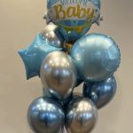 Композиція на виписку хлопчика з 8 хромованих куль, 2 фольгованих куль та 1 великої фольгованої кулі-парашута