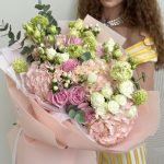 Букет з гортензій, вібурнуму, гіперікуму, еустоми, троянд та евкаліпту